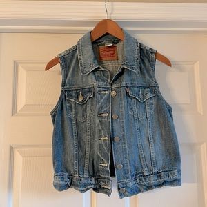 Levi’s cropped denim vest